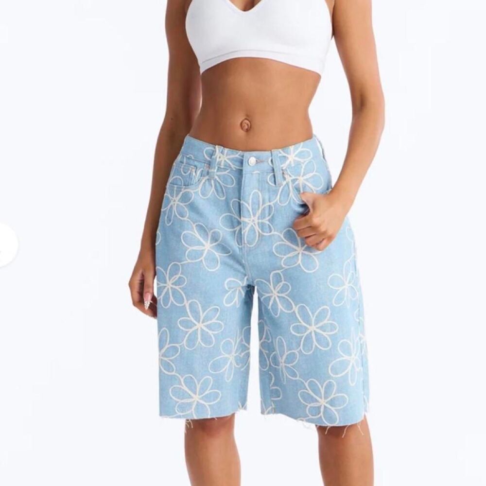 Fashion Nova Womens Blue and White Flower Design Jean Bermuda Shorts Size 9